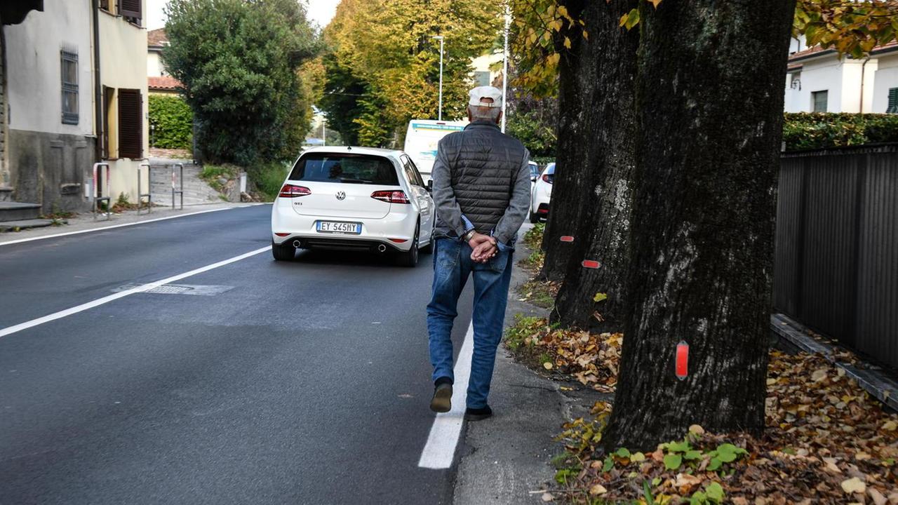 La denuncia dei residenti: «Via per Camaiore, una roulette russa per noi pedoni»
