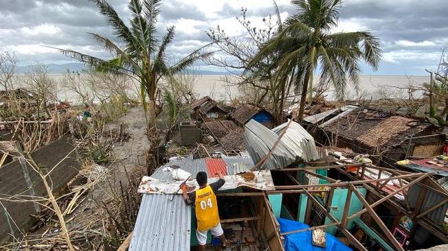 Filippine: almeno 10 morti per il tifone Goni