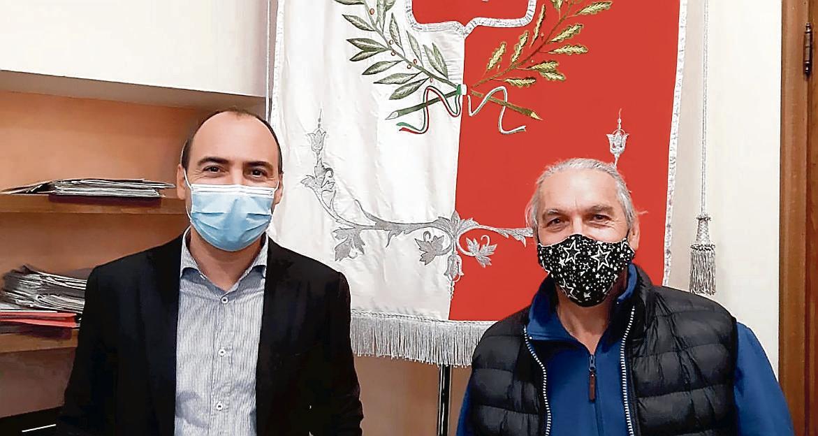 Il sindaco di Montemurlo Simone Calamai con Mauro Gazzarra