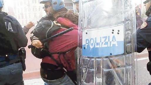 Un momento degli scontri sui lungarni nel 2015