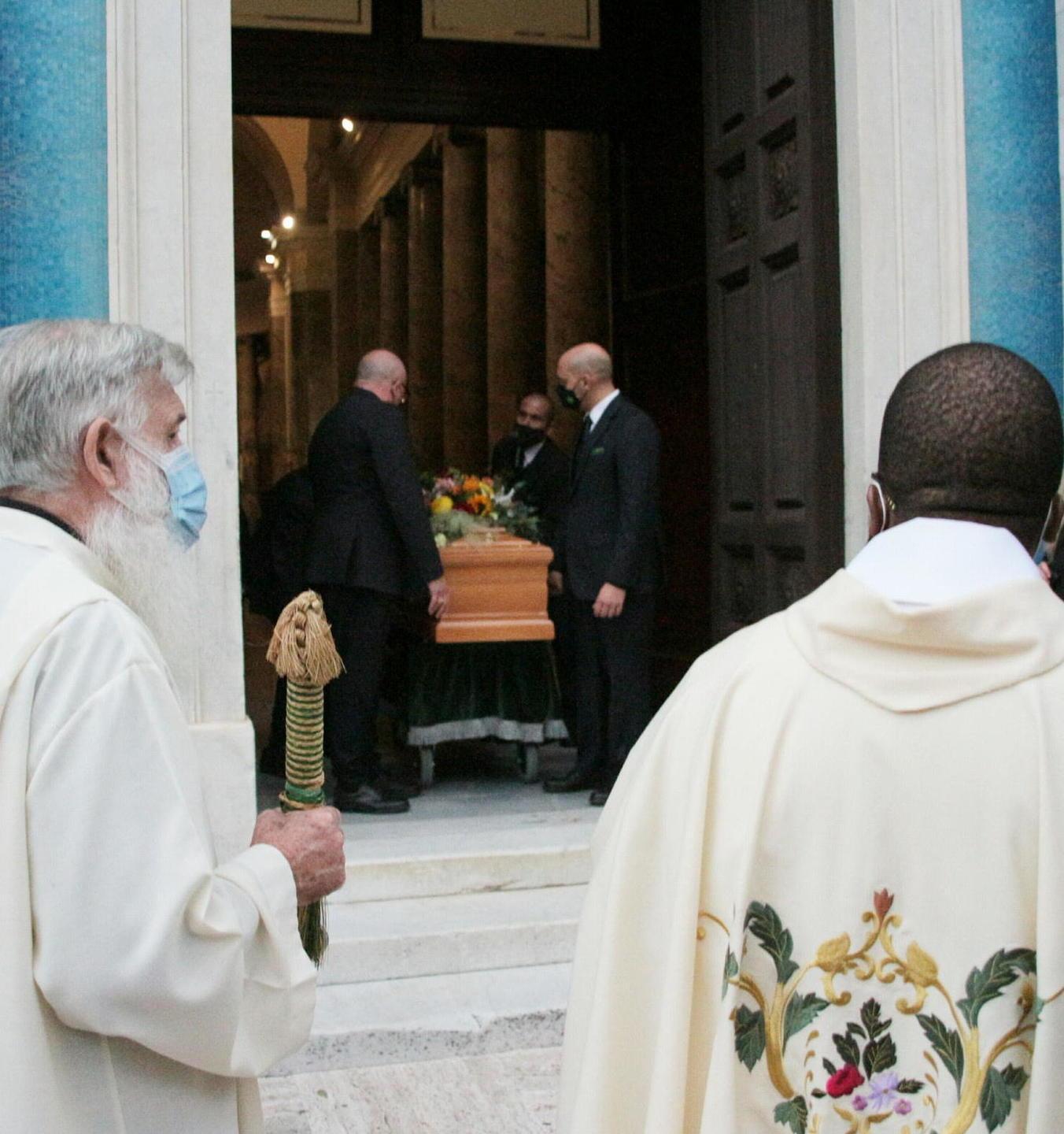 Applausi e lacrime per l’addio al coach dal sorriso dolce 