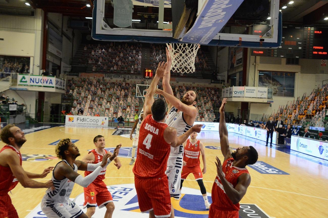 Bilan, uno dei grandi protagonisti della gara, a canestro (foto mauro chessa)
