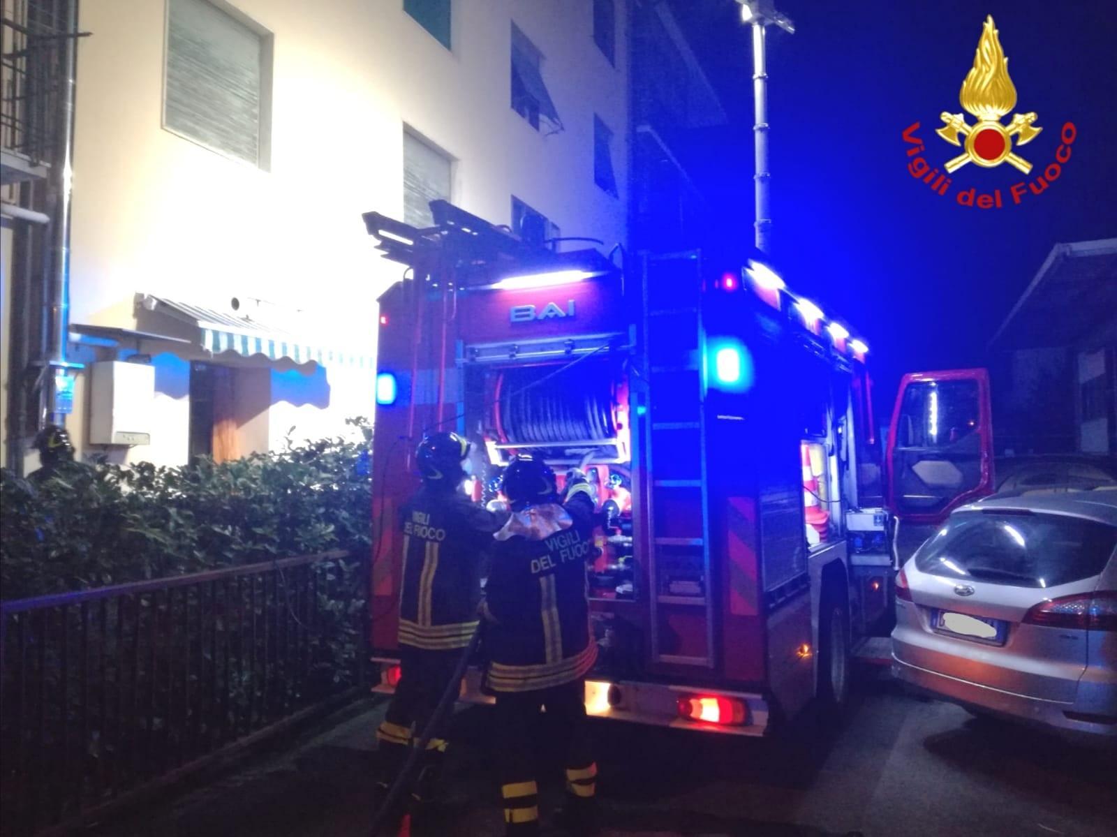 Fiamme al piano terra di un condominio a Massa e Cozzile