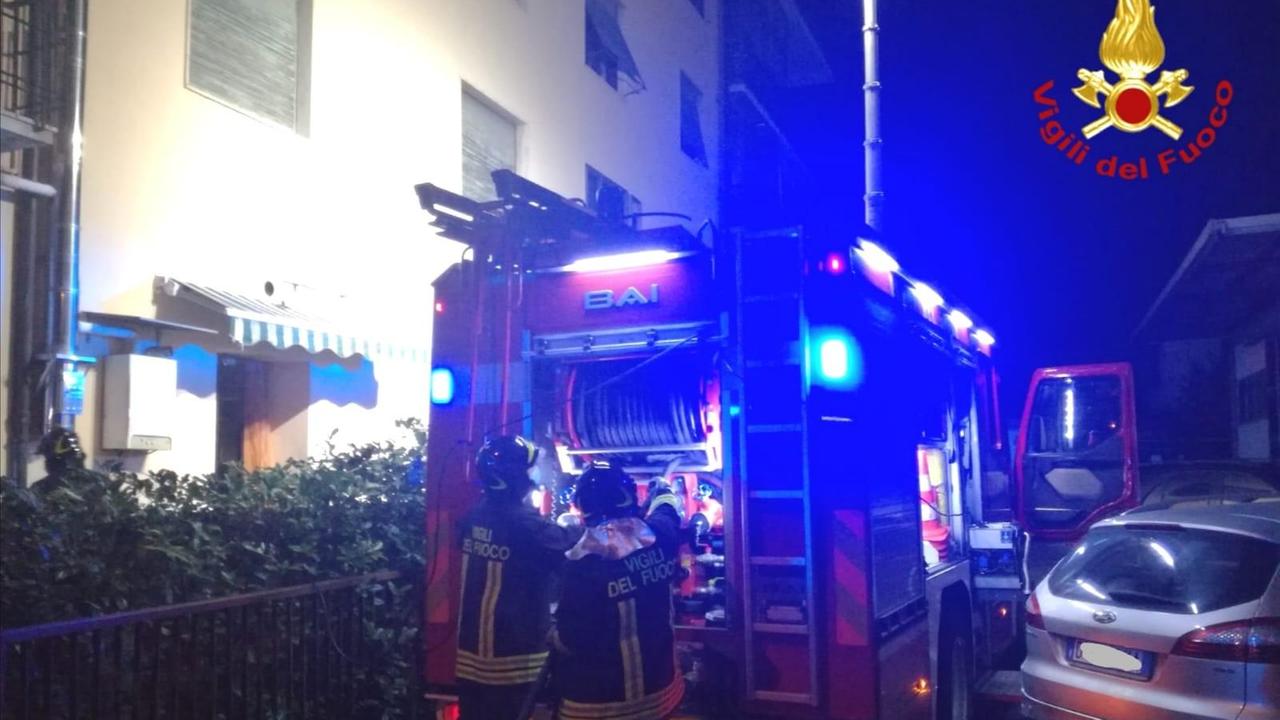Fiamme al piano terra di un condominio a Massa e Cozzile