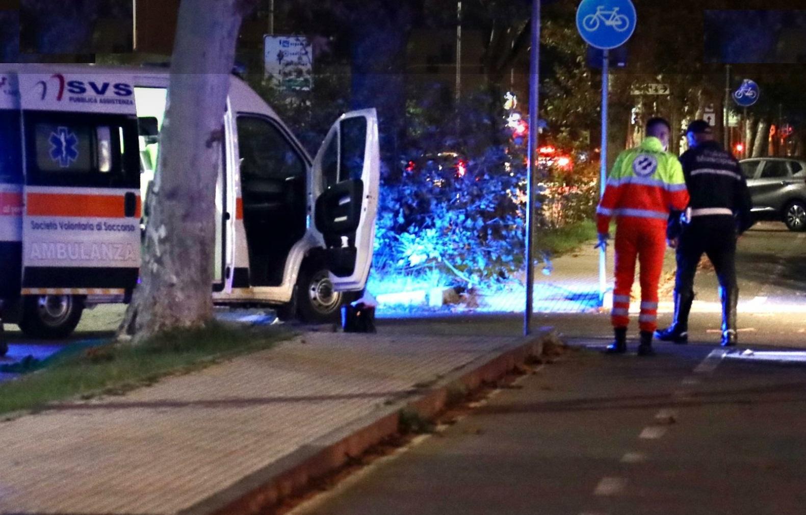 Viale Boccaccio: i soccorritori della Svs e i vigili urbani sul luogo dell'incidente