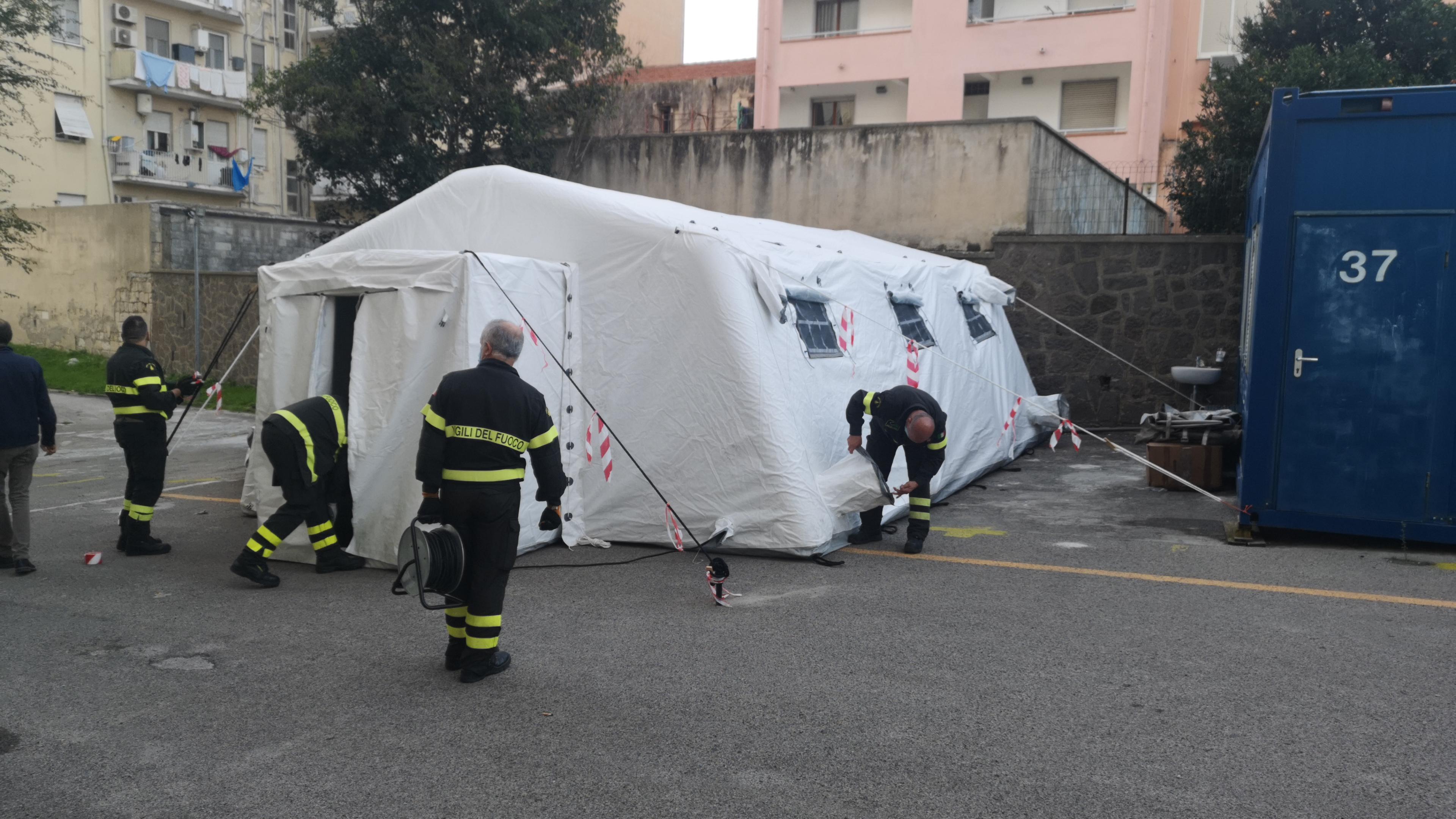Il montaggio delle tende è stato completato (foto mauro chessa)