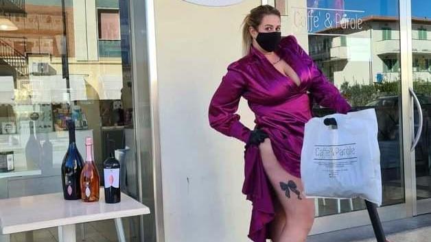 Monopattino e mascherina torna in pista la barista sexy