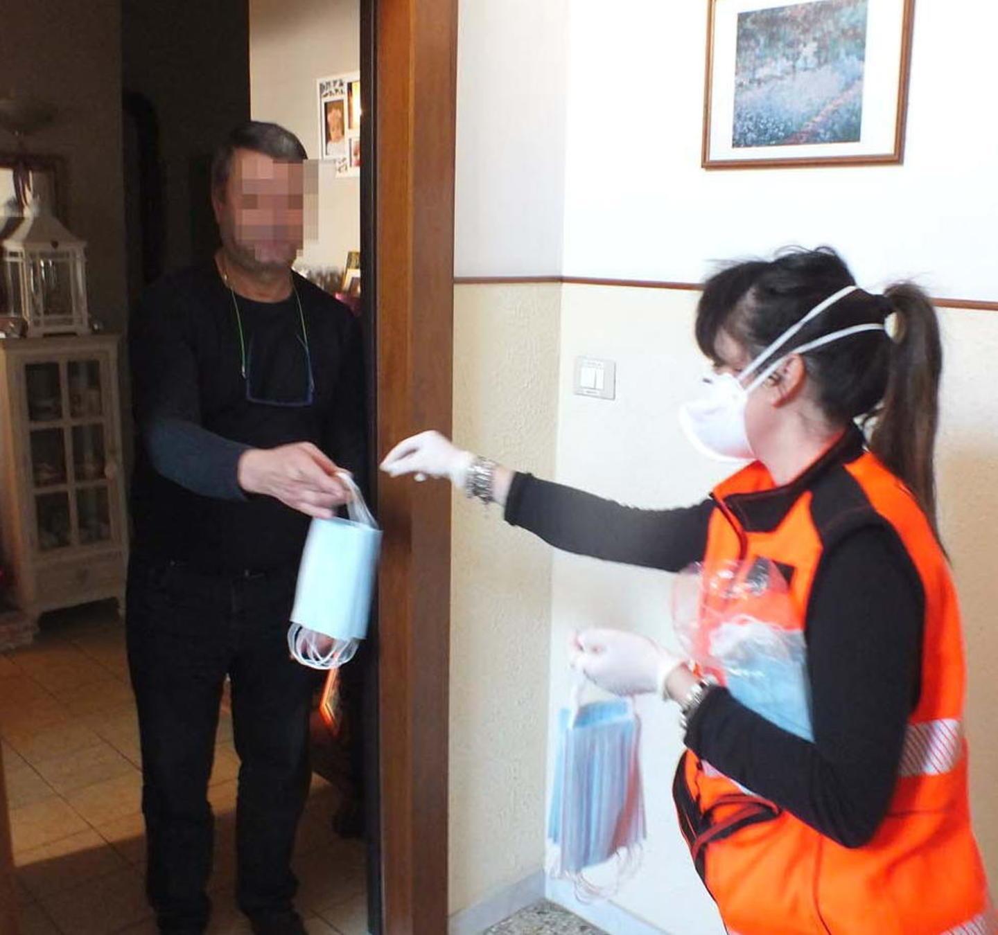 Il Comune distribuisce le mascherine a domicilio 