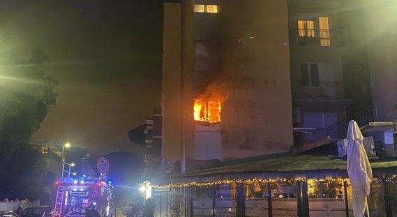 Incendio distrugge appartamento vuoto: anziana in ospedale