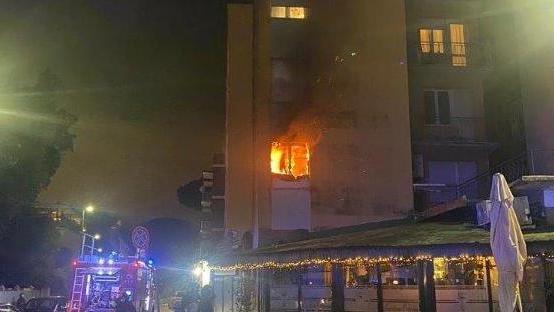 Incendio distrugge appartamento vuoto: anziana in ospedale