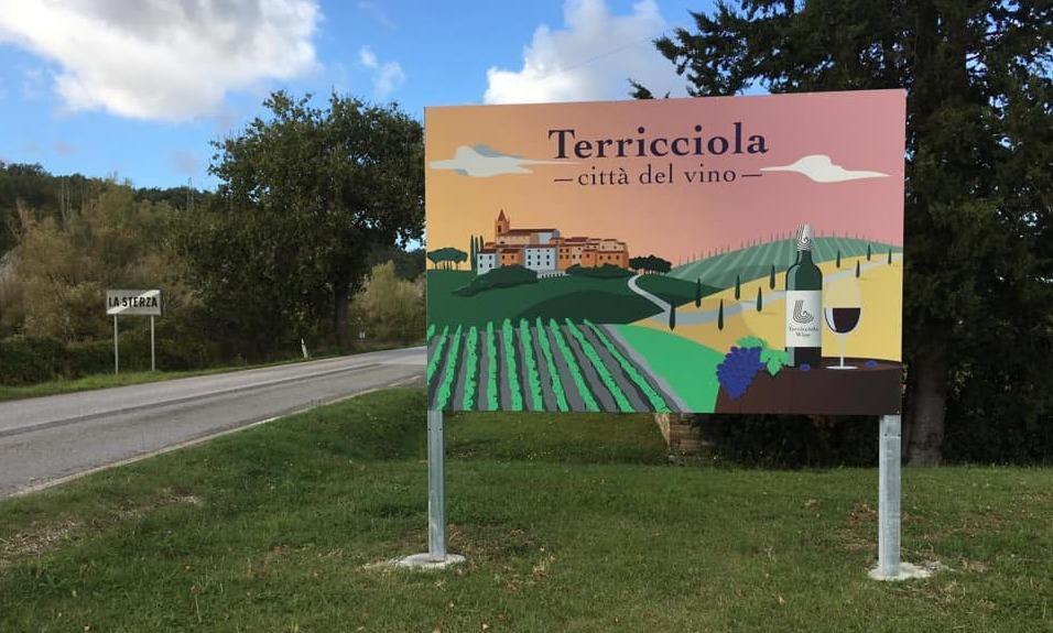 Maxi-cartelli di “benvenuto” nella città del vino
