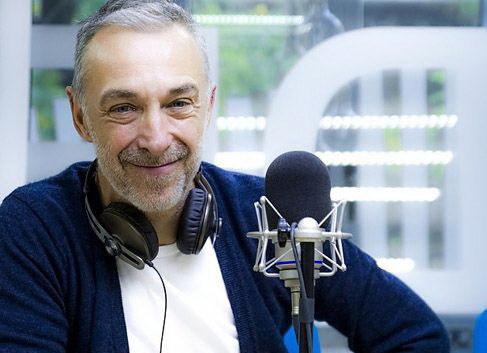 Radio Deejay ha seguito l’impresa in diretta con gli interventi di Linus, Savino, Nikki e Federico: «È stata una carica in più» 