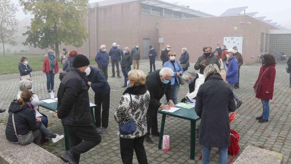 «Difendiamo la cosa pubblica» Sit-in per la biblioteca Bassani