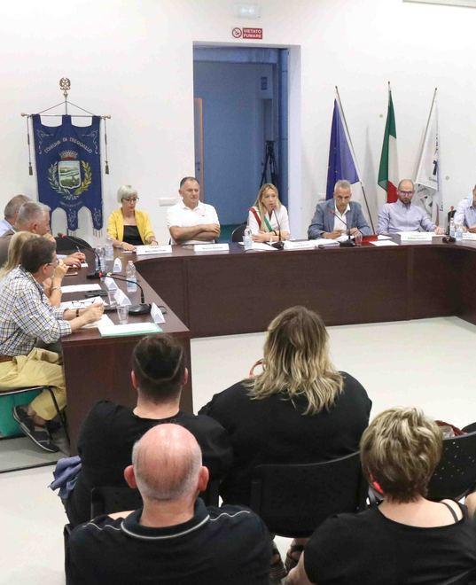 L’emergenza arriva in consiglio Sì a nuovi aiuti dal Comune 