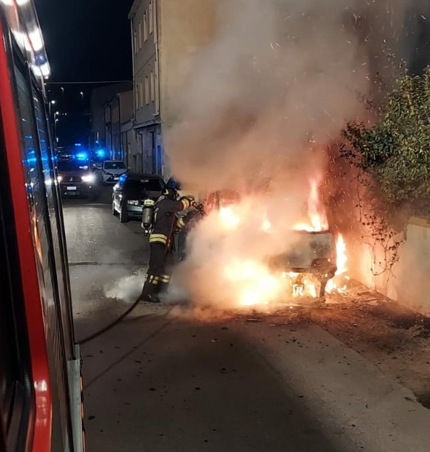 Camioncino distrutto dal fuoco