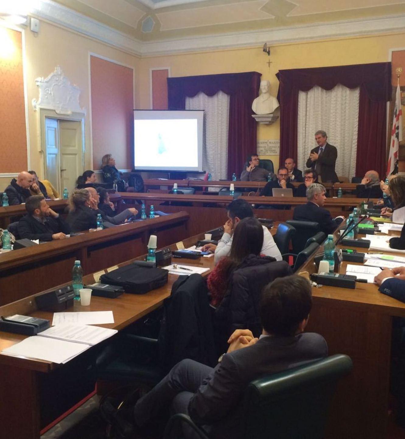 Assemblea civica sulle piattaforme online c’è chi emerge sul monitor solo per il voto