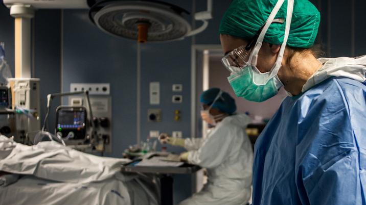 Il primario: «Ferrara, degenze brevi e terapia al plasma»