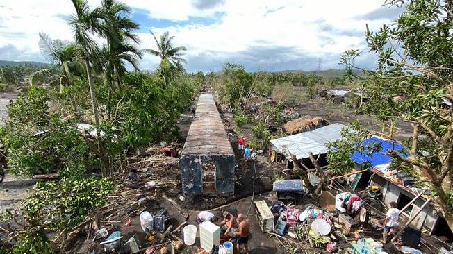 Filippine: almeno 16 morti per il tifone, aree devastate