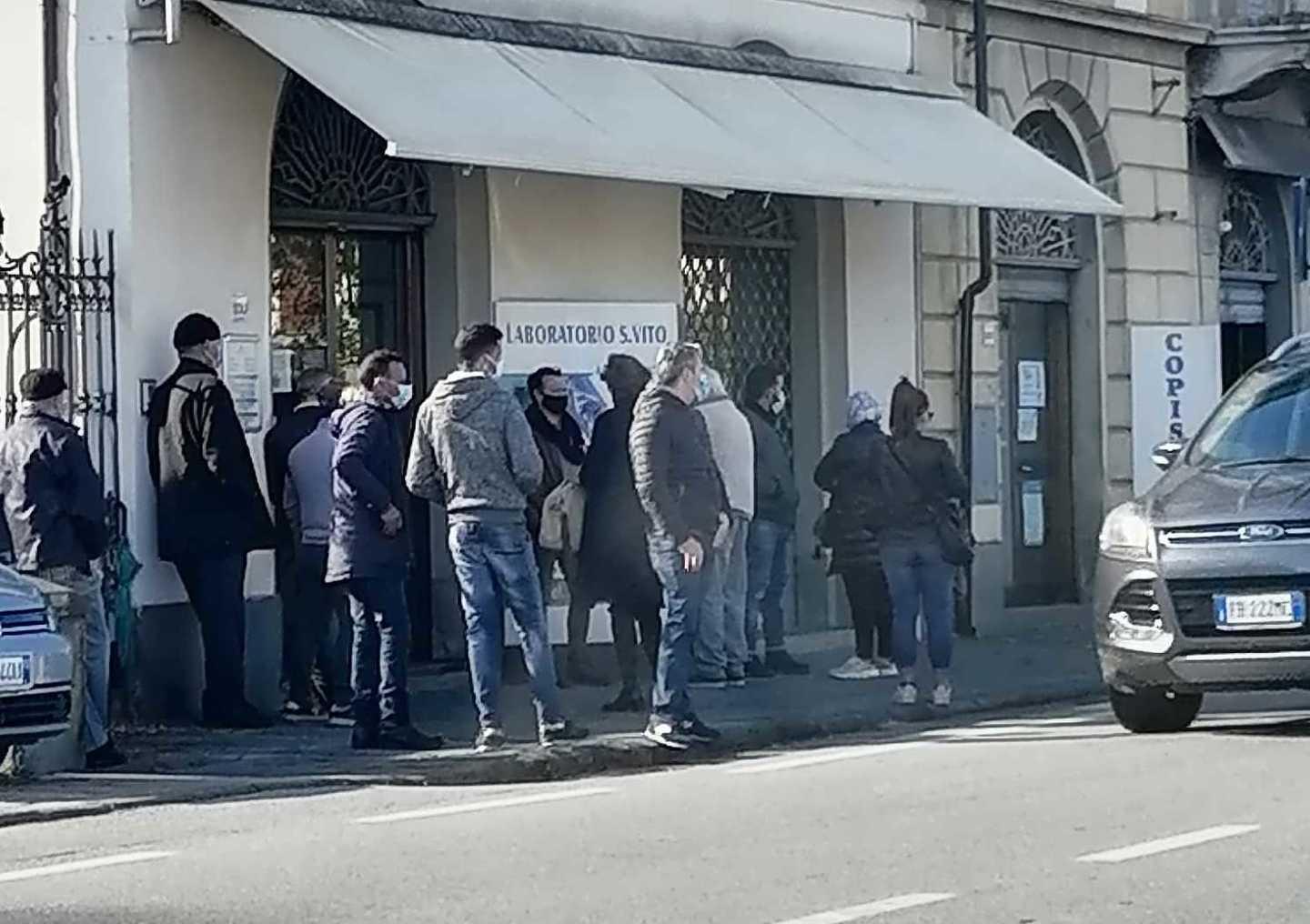 Code ai laboratori privati per i tamponi. «La Regione lavori con noi per fare più test» 