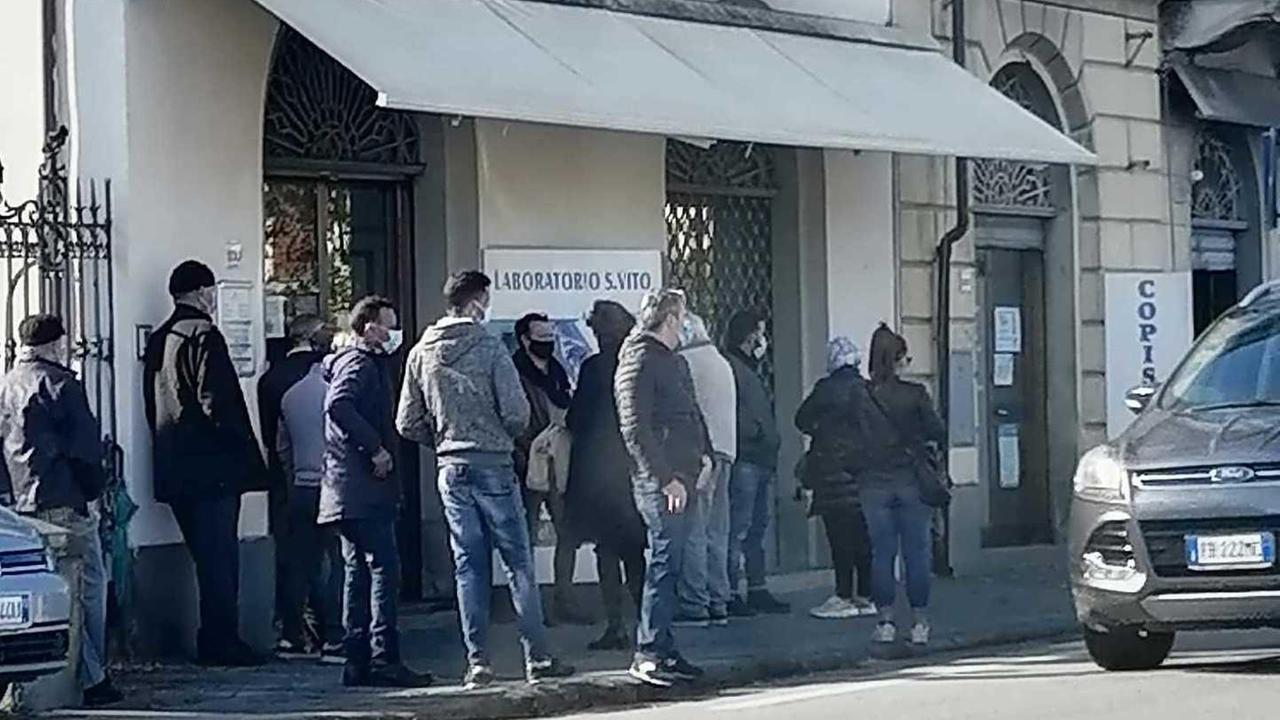 Code ai laboratori privati per i tamponi. «La Regione lavori con noi per fare più test»