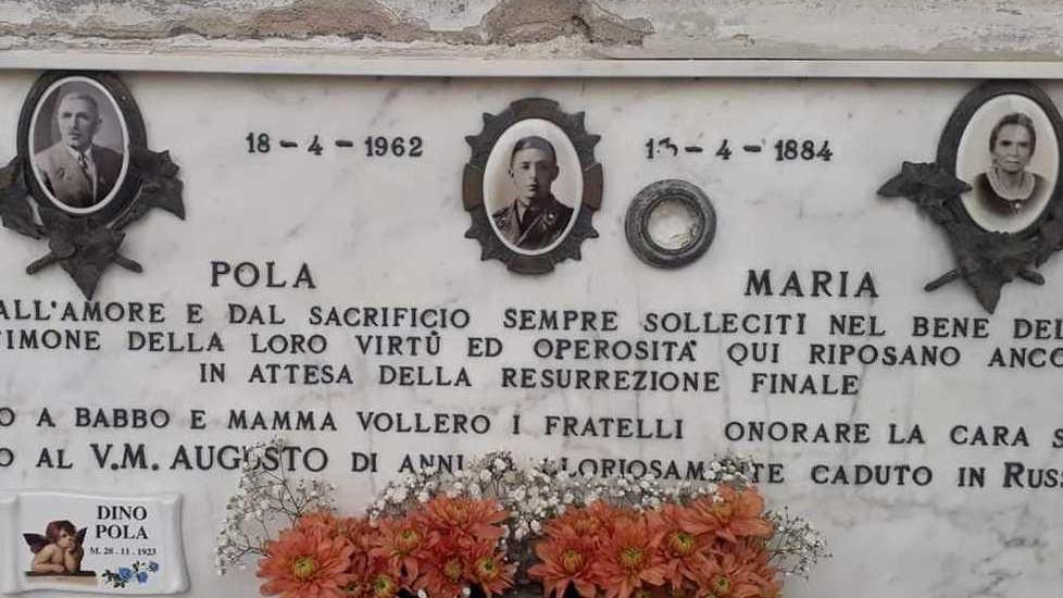 Sant'Agostino, furto al cimitero: «Rubata la medaglia dalla lapide, gesto ignobile»