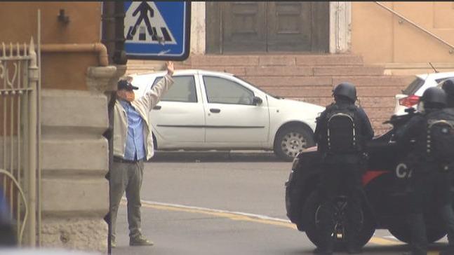 Armato si barrica in casa a Verona, preso dai Carabinieri