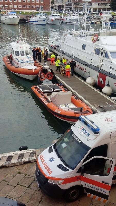 Un momento dell'arrivo al porto dei due pescatori recuperati in mezzo al mare dopo il naufragio