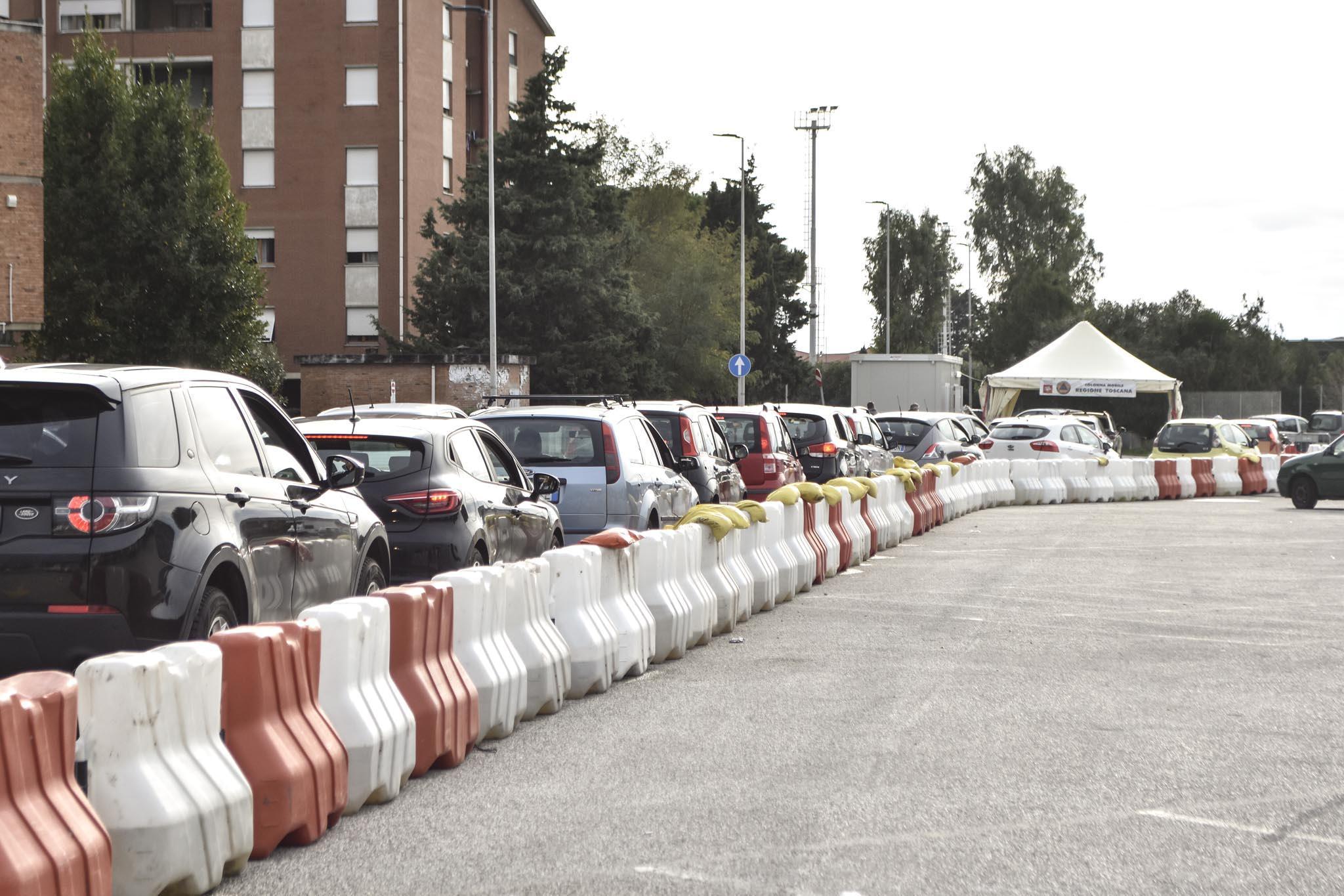 La fila di fronte al PalaMacchia domenica 1 novembre: tutti in attesa di essere sottoposti al tampone (Foto di Michele Silvestri)