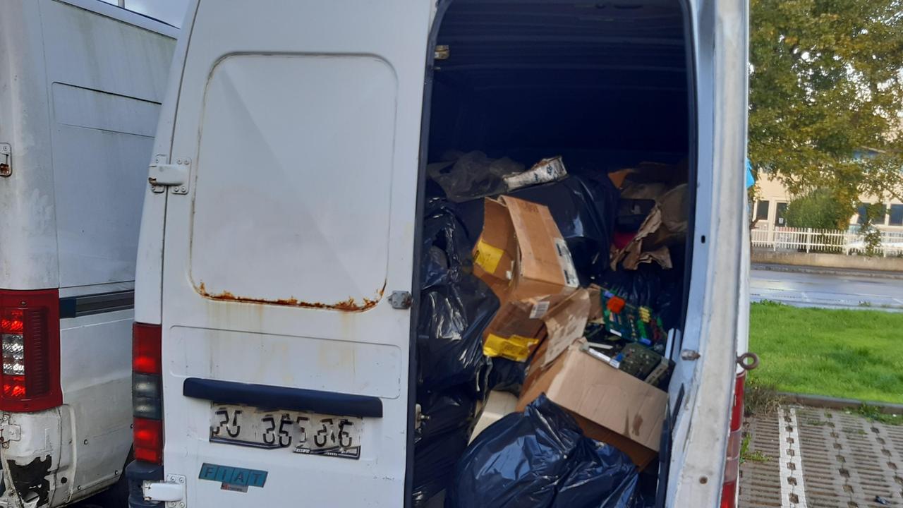 Uno dei due furgoni sequestrati dalla Polizia provinciale
