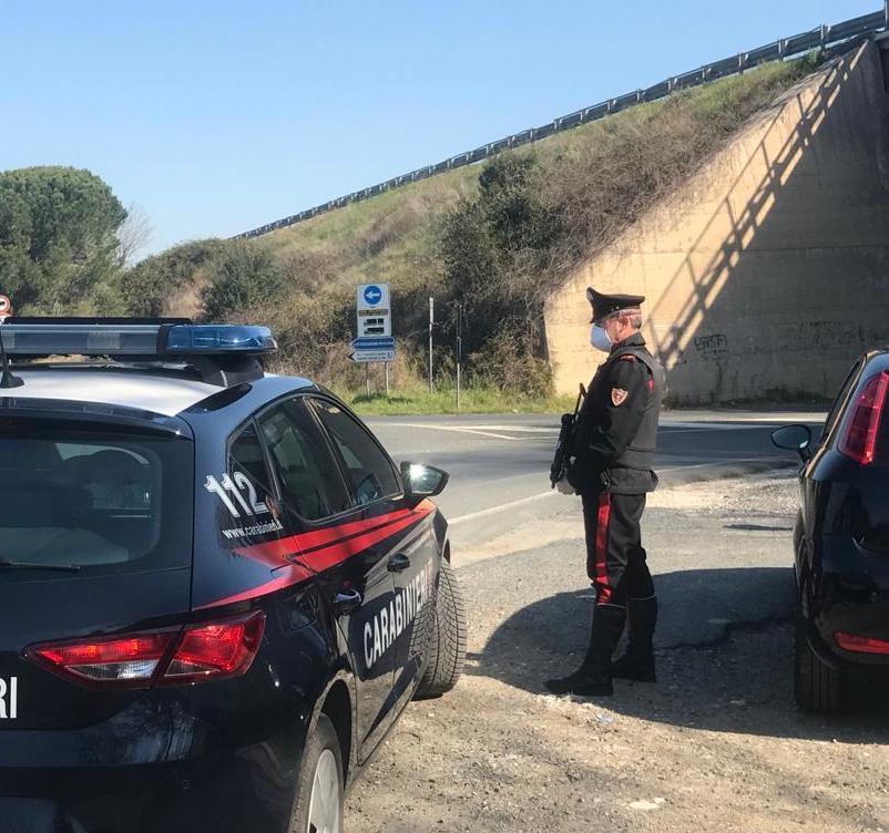 Una pattuglia dei carabinieri di Cecina durante un controllo