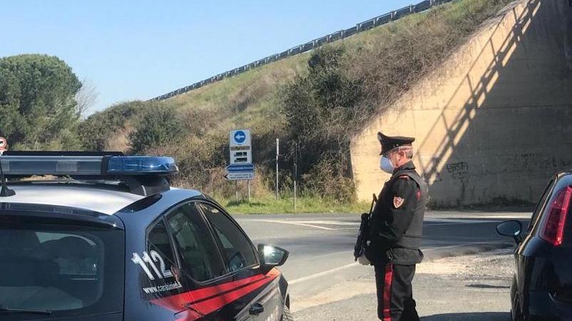 Una pattuglia dei carabinieri di Cecina durante un controllo