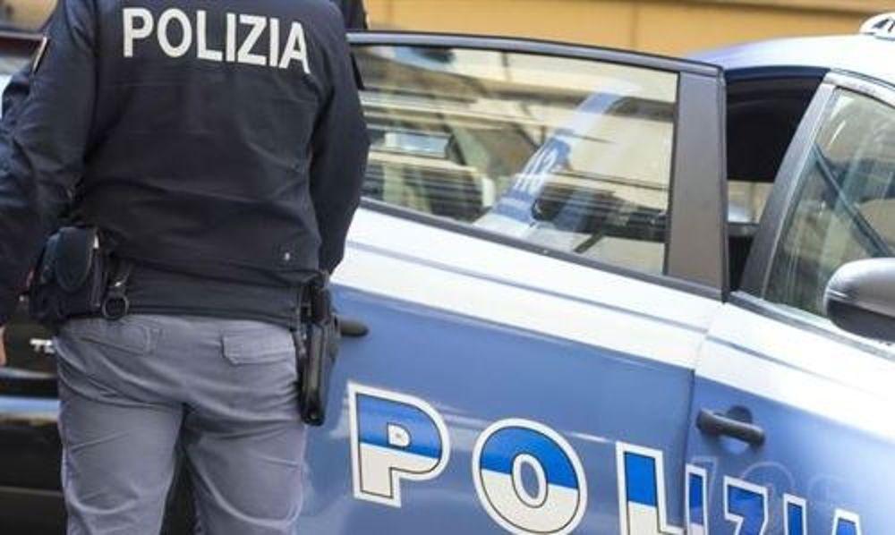 Picchia la figlia perché vive all'occidentale, arrestato padre e marito violento