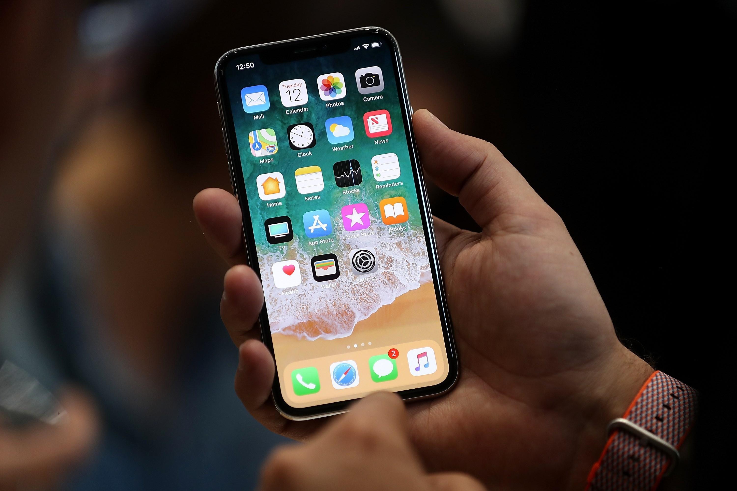 Paga ma l'iPhone non arriva, truffato un ferrarese