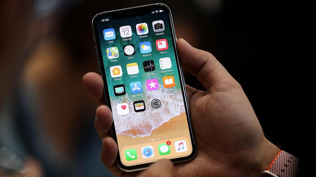 Paga ma l'iPhone non arriva, truffato un ferrarese