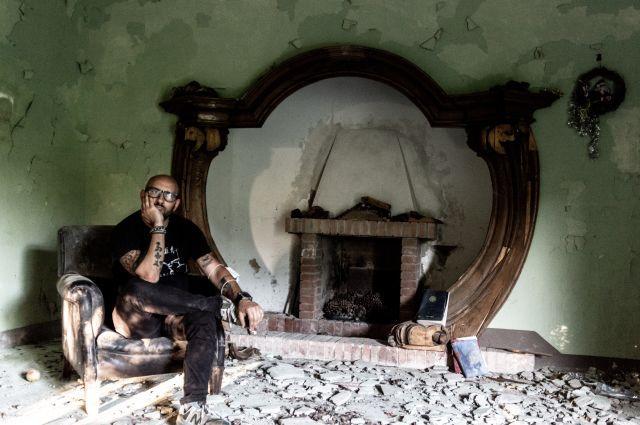 Mattia Landotti, barman di Certaldo, è appassionato di fotografia. Da qualche anno si è specializzato in foto di luoghi nel degrado