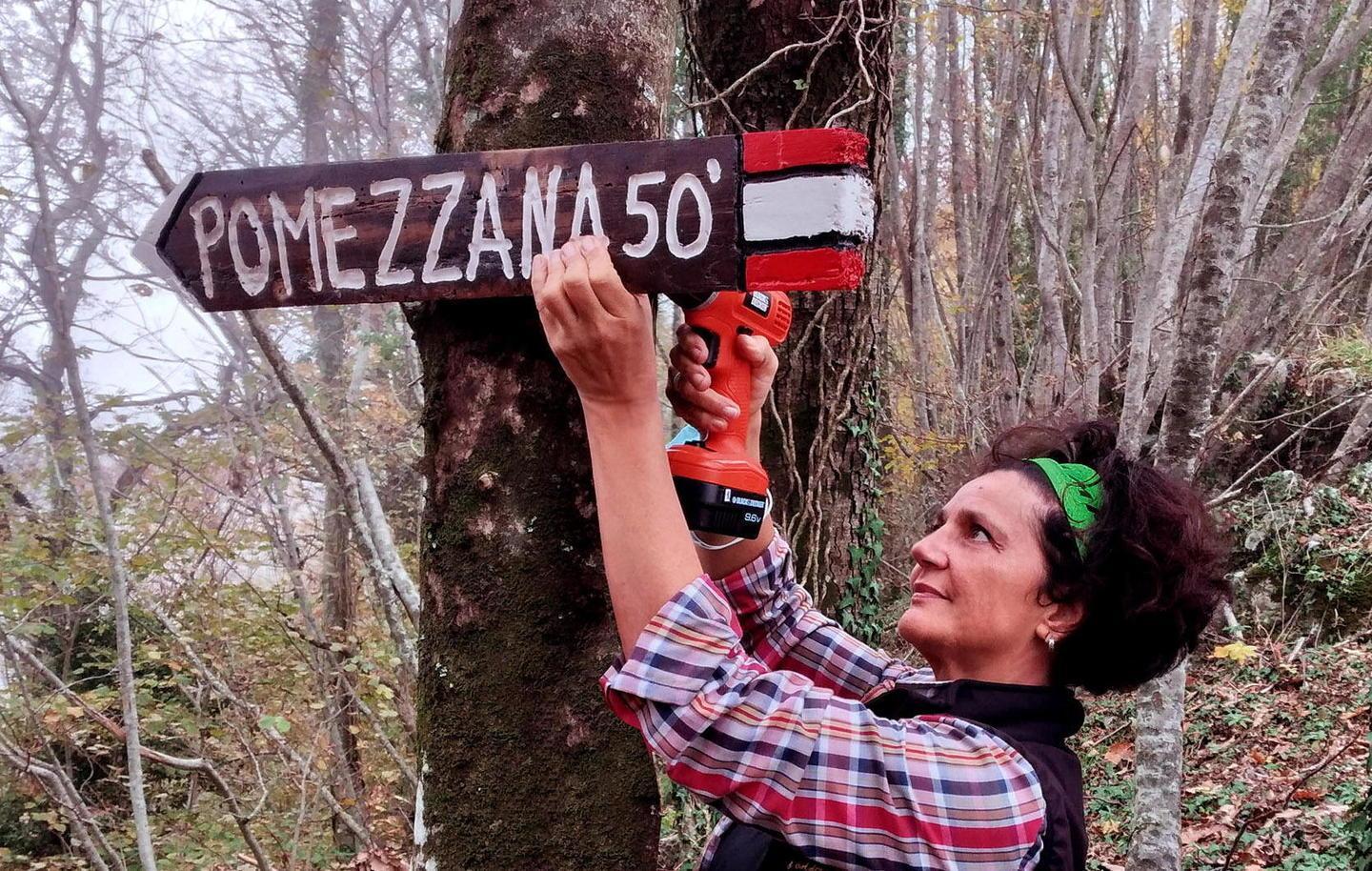 Le donne di Alpinismo lento mettono cartelli nei boschi 