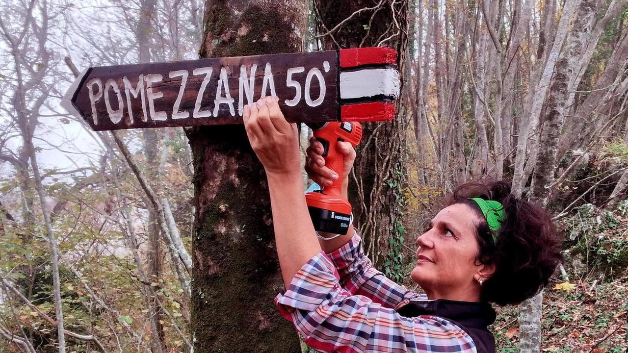 Le donne di Alpinismo lento mettono cartelli nei boschi