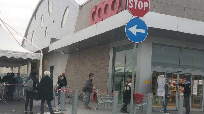 Una persona per famiglia, le misure per la spesa sicura