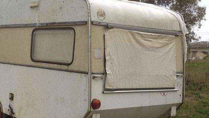 Un manufatto abusivo e quindici camper da demolire a Lacona