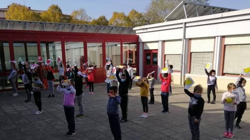Festa delle scuole Rodari ripresa da un drone «Omaggio al maestro»