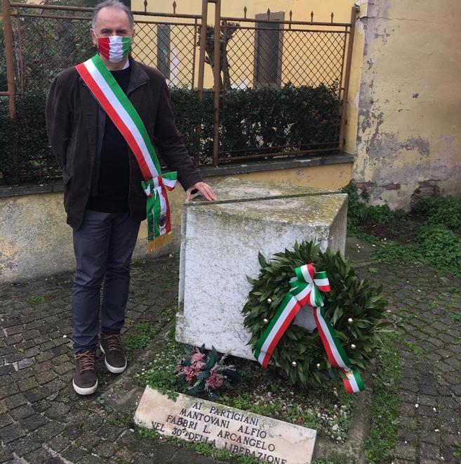 Festeggiamenti limitati e solo la deposizione delle corone per i Caduti