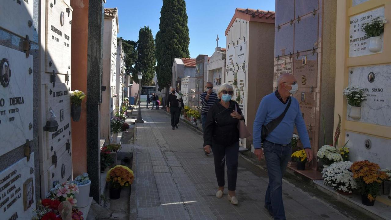 Visite al cimitero con la mascherina