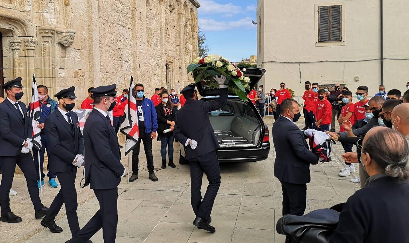 Maglie rossoblù e bandiere sardiste per l’addio al “presidente” 