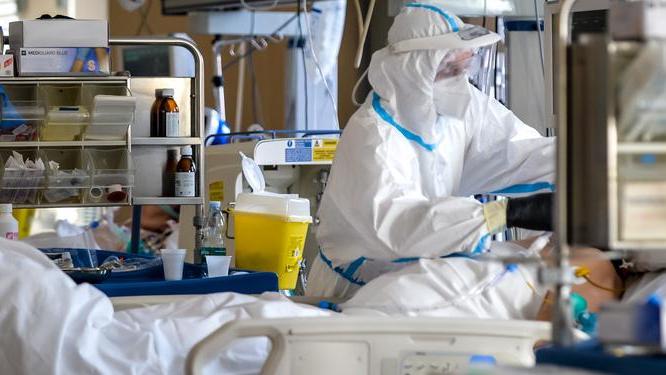Modena Il virus morde: 344 contagi e 9 vittime Isolate 17 classi, si accelera sui test rapidi