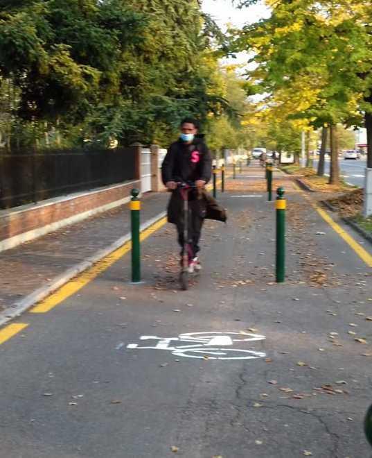 Paletti a Modena Est, il Comune prende tempo I residenti: «Rimuoverli subito» 
