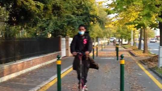 Paletti a Modena Est, il Comune prende tempo I residenti: «Rimuoverli subito»