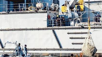 Guardia costiera al cargo Ivy 1: «Pagherete le spese per le ecoballe»