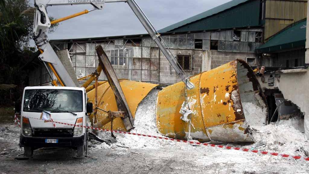 Morto sotto il silos a 36 anni: ci sono tre indagati