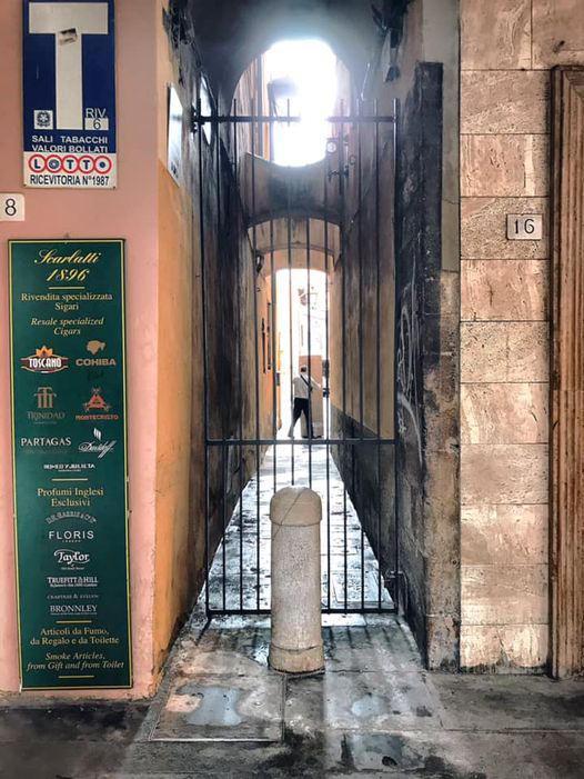 Quel vicolo è covo di spaccio e degrado? La soluzione è chiuderlo con un cancello