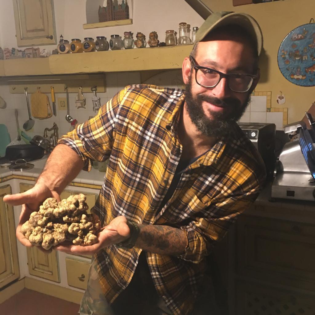 Andrea e Spino trovano un tartufo da record. Dove? "Da lì si vedeva la Rocca..."